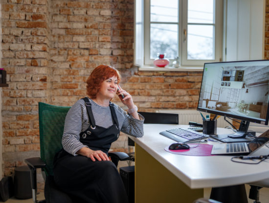 majitelka dizajnoveho studia pri telefonate s klentmi