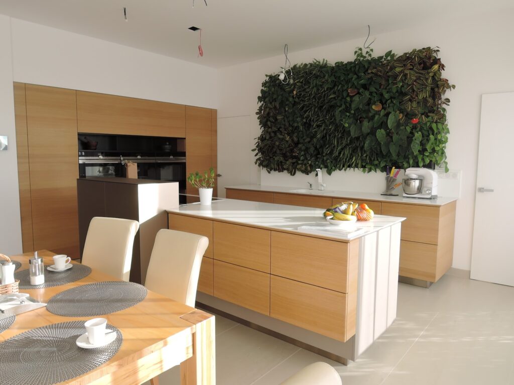 Otvorený obytný priestor s kuchyňou a obývačkou, moderný nábytok a prírodné materiály