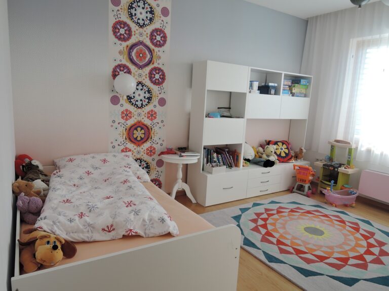 Detská izba s nábytkom na mieru, úložným priestorom, farebným kobercom a hravými detailmi