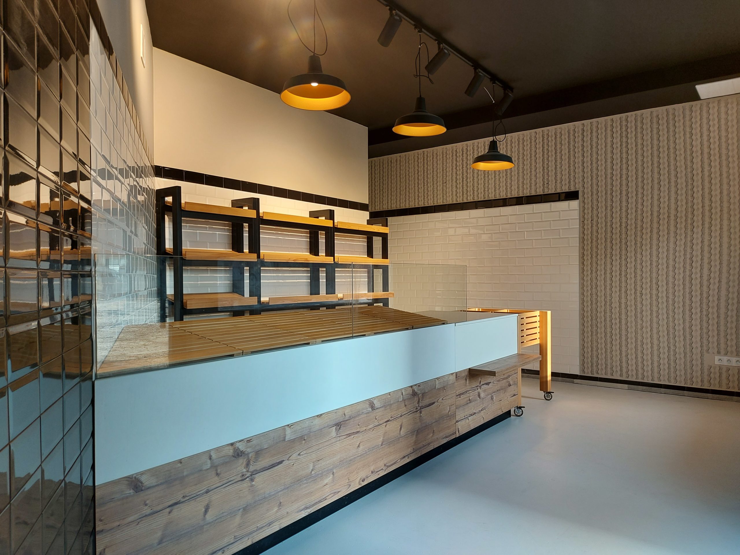 predajný pult na mieru, drevo a kov, regálový systém predajňa, moderný obchod interiér, minimalistický dizajn