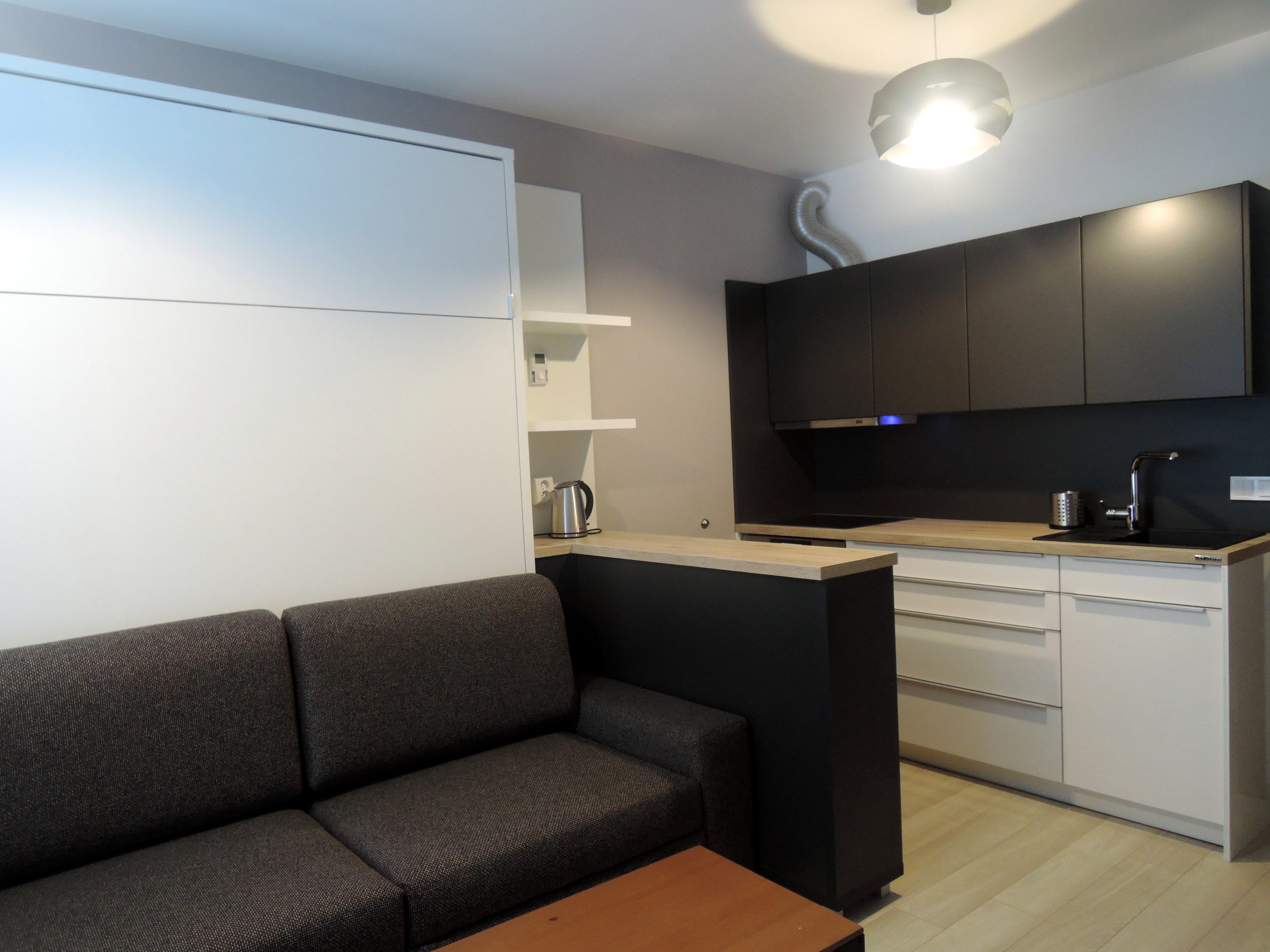 kuchyňa s barovým pultom, čierno-biela kuchyňa, moderný byt, kuchyňa na mieru