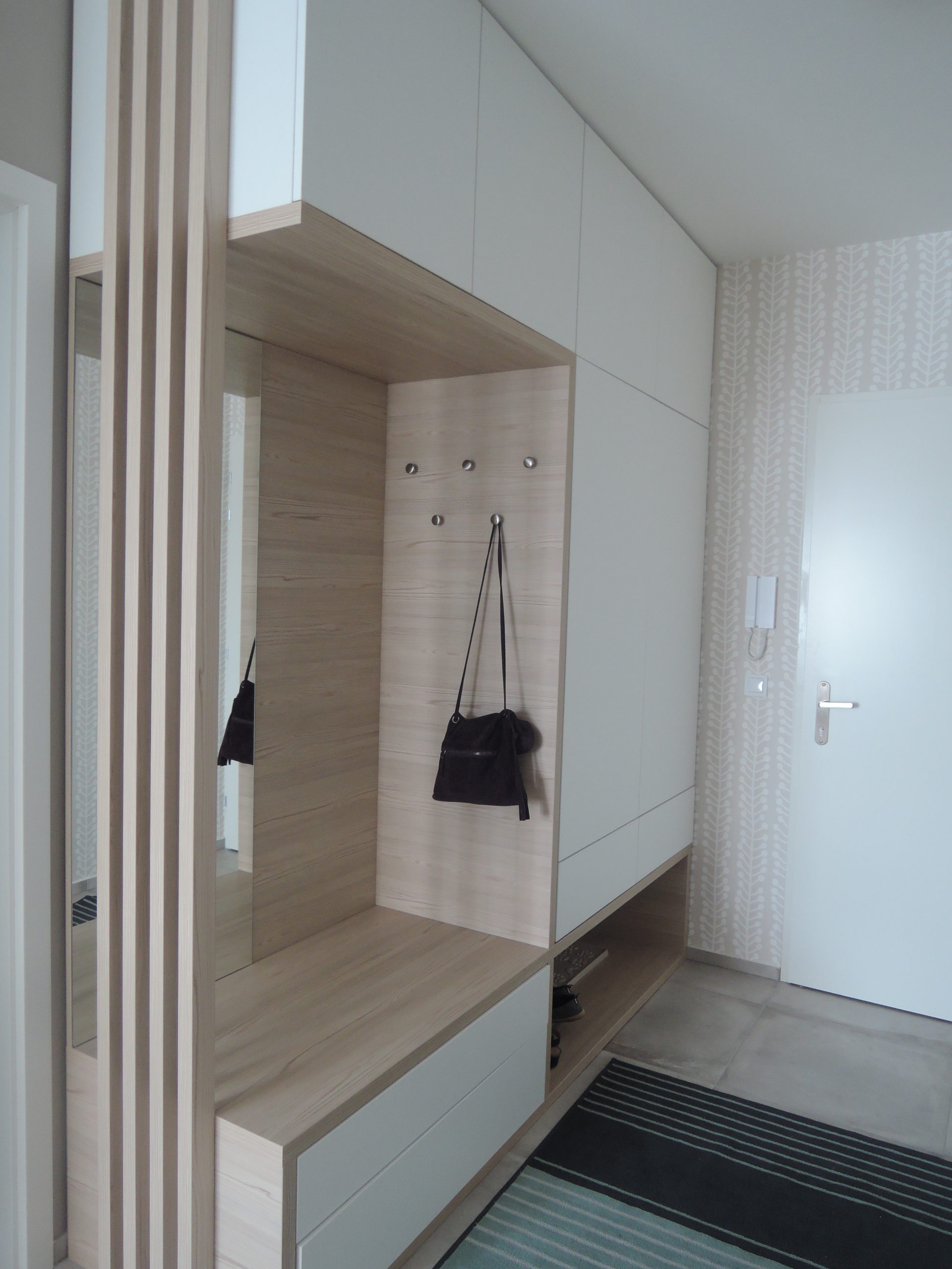 Minimalisticka chodba s drevenymi lamelami a dizajnovou tapetou