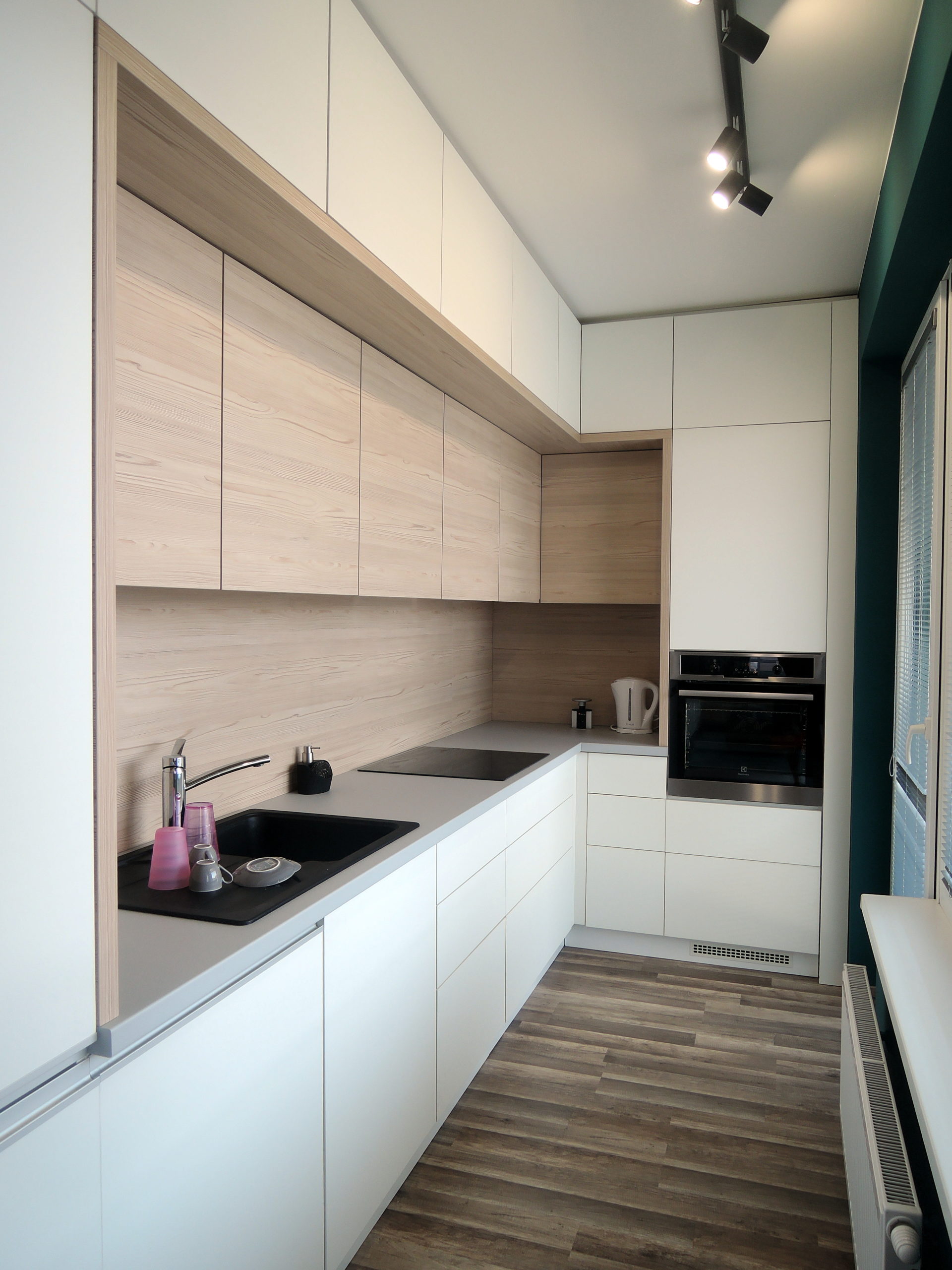 kuchyňa na mieru, biela kuchyňa, drevený obklad, moderný kuchynský dizajn, vstavané spotrebiče