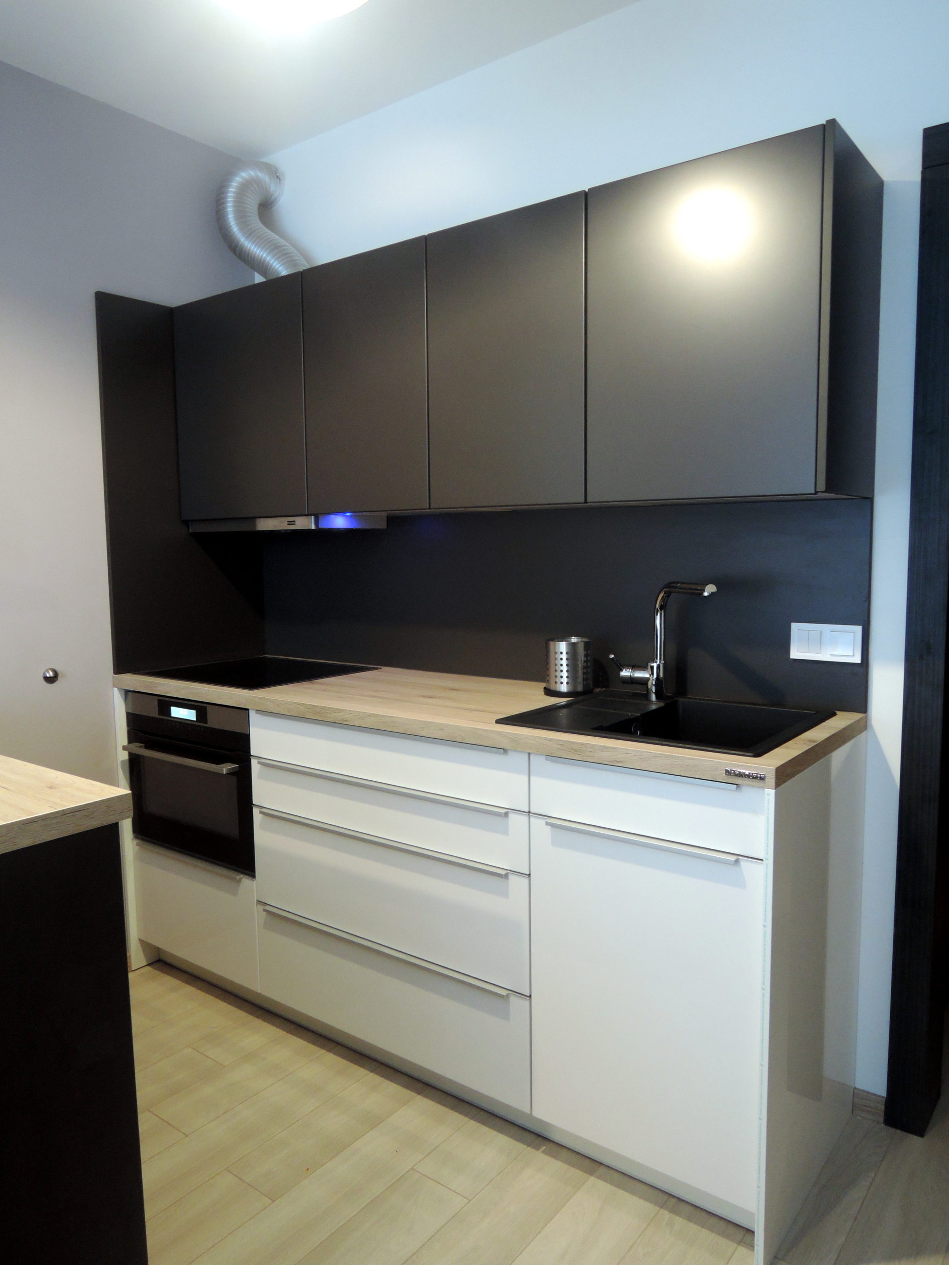 kuchynská linka na mieru, čierne horné skrinky, drevená pracovná doska, moderná kuchyňa