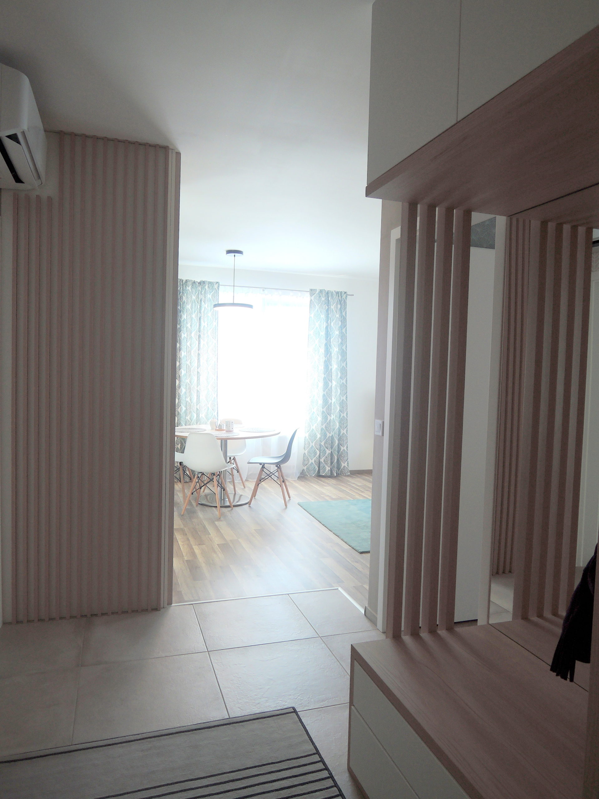 vstupná hala bytu, nábytok na mieru, lamelová stena, moderný byt interiér