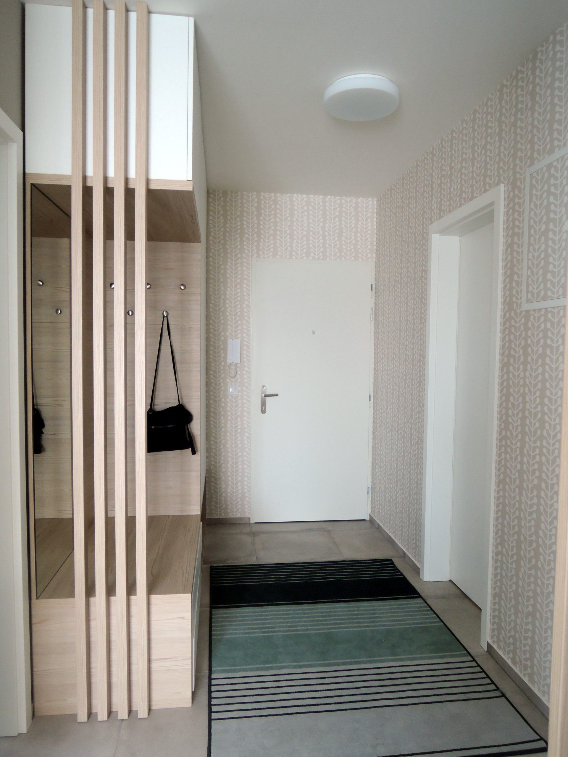 hodba s drevenými lamelami, minimalistický interiér bytu, svetlá chodba, moderný dizajn